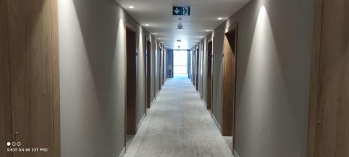 a hallway with a row of walkways in a building at APARTAMENT w PLATINUM MOUNTAIN in Szklarska Poręba