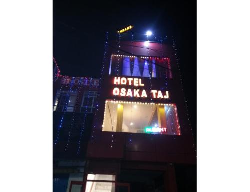 un hôtel omkareshottajiaji allumé la nuit dans l'établissement Osaka Taj Hotel, Agra, à Agra