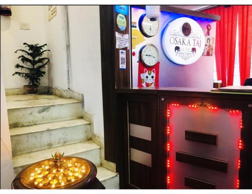 Cette chambre dispose d'un escalier et d'une table avec des lumières de Noël. dans l'établissement Osaka Taj Hotel, Agra, à Agra