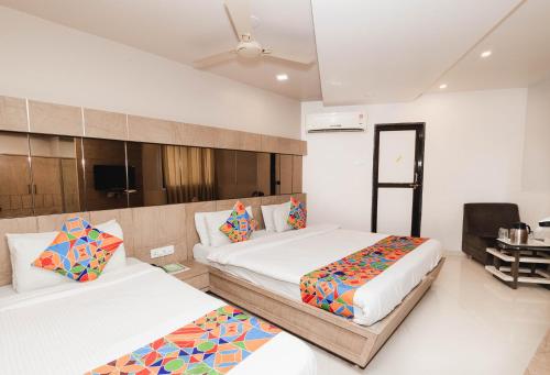 Tempat tidur dalam kamar di Hotel Amber Railway station