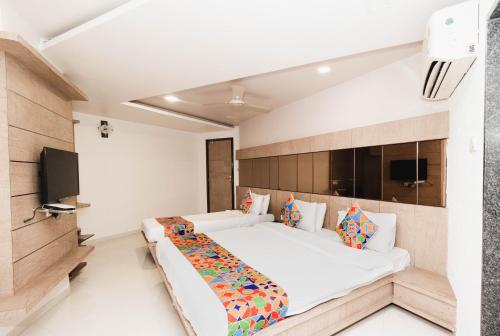 Tempat tidur dalam kamar di Hotel Amber Railway station