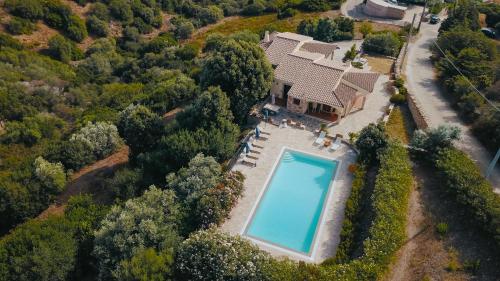 uma vista aérea de uma casa com piscina em Villa Alba Sul Mare em Budoni