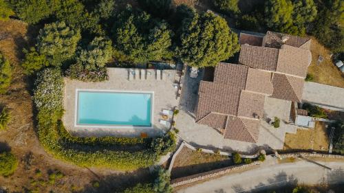 uma vista aérea de uma casa com piscina em Villa Alba Sul Mare em Budoni