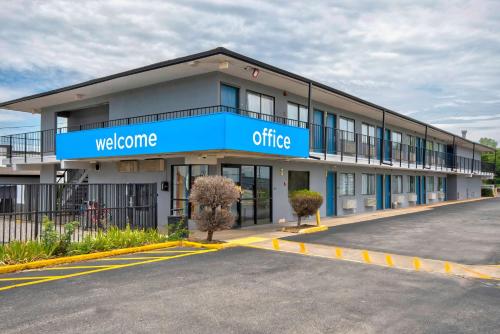 a building with a welcome office sign on it at Motel 6 Jonesboro in Jonesboro