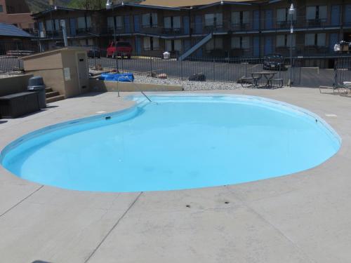 Piscina a Silver Saddle Motel o a prop