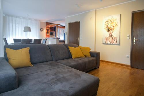 Ruang duduk di M16 Spacious and bright apartment