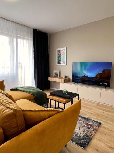 Televízia a/alebo spoločenská miestnosť v ubytovaní Cozy Stay Apartment