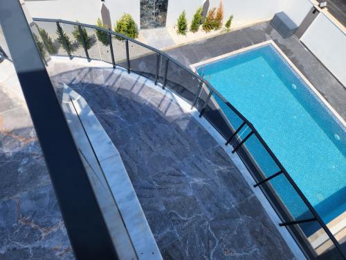 uma vista geral de uma piscina com uma robiótica robiótica robiótica em Luxury villa imperial em Belek