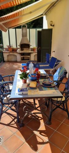 - une table avec des chaises et de la nourriture sur la terrasse dans l'établissement Casa Vacanze O'Mulin Ravello via fiume 2 incrocio Pontone, à Ravello