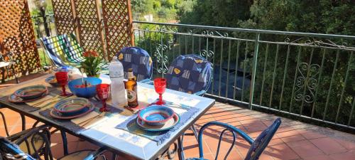 un balcon avec une table et des chaises dans l'établissement Casa Vacanze O'Mulin Ravello via fiume 2 incrocio Pontone, à Ravello