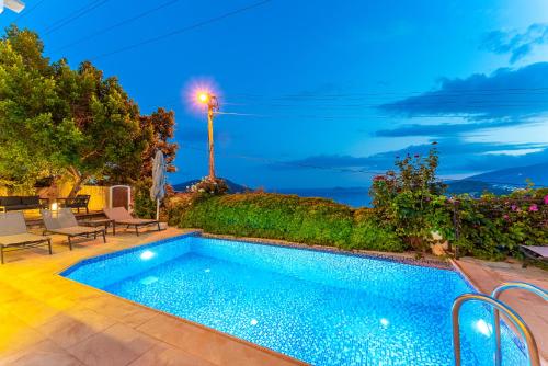 einen Pool im Hinterhof eines Hauses in der Unterkunft Luxus Villa Skyla mit 5 Schlafzimmern & Meer-Blick in Kaş