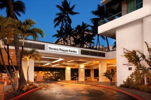 een gebouw met palmbomen ervoor bij Sheraton Princess Kaiulani in Honolulu