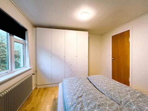 Cozy apartment in Klaksvík في كلاكسفيك: غرفة نوم بسرير ونافذة كبيرة