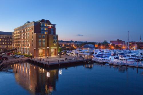 einen Yachthafen nachts mit Booten im Wasser in der Unterkunft Residence Inn by Marriott Boston Harbor on Tudor Wharf in Boston