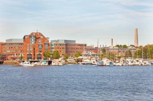 einen Yachthafen mit Booten im Wasser und in Gebäuden in der Unterkunft Residence Inn by Marriott Boston Harbor on Tudor Wharf in Boston