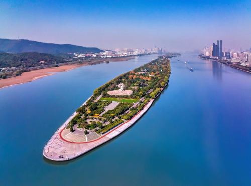 eine Insel inmitten eines großen Wasserkörpers in der Unterkunft Hilton Changsha Riverside in Changsha