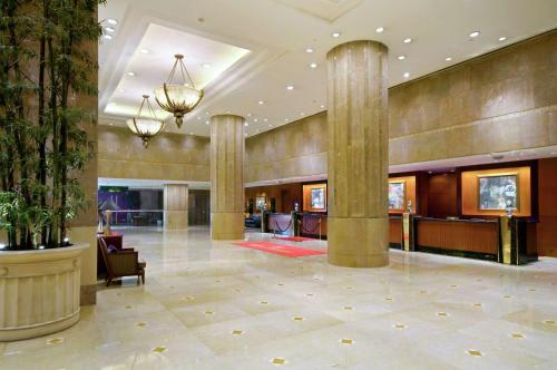 Area lobi atau resepsionis di Hilton Chongqing