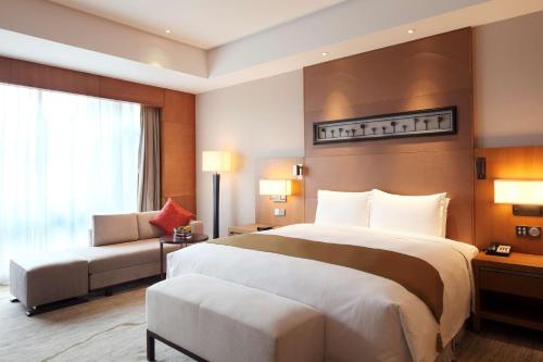 Giường trong phòng chung tại DoubleTree By Hilton Jiaxing