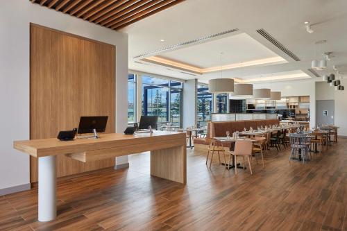 un bureau avec un bureau, des tables et des chaises dans l'établissement Hilton Garden Inn Albany, WA, à Albany