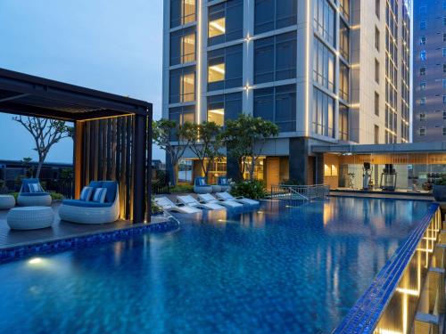 Baseinas apgyvendinimo įstaigoje Hilton Garden Inn Jakarta Taman Palem arba netoliese