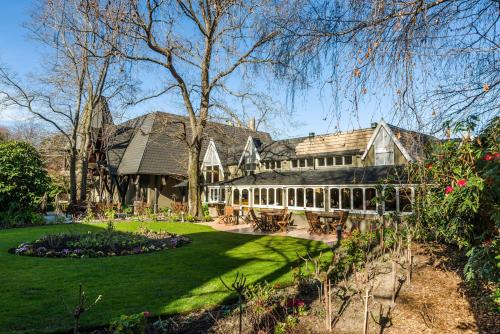 Jardí fora de Chateau On The Park - Christchurch, A Doubletree By Hilton