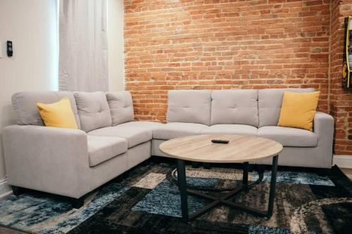 een woonkamer met een bank en een salontafel bij Sleek and Cozy Micro Fells Point Residence! in Baltimore