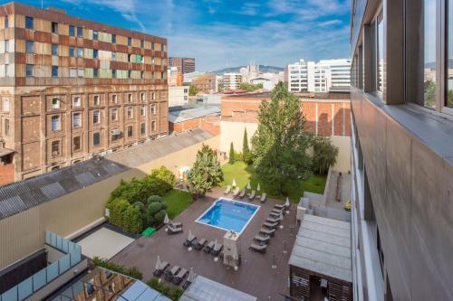 vista sul tetto di un cortile con piscina di Hotel & Spa Villa Olimpica Suites a Barcellona