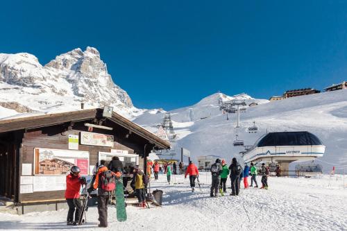 Gestir sem dvelja á Chalet Matterhorn Francois - Central Ski Chalet with SPA and Breakfast, 100mt lift