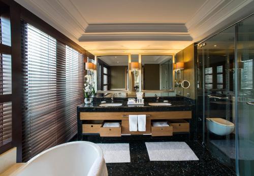 A bathroom at JW Marriott Hotel Ankara