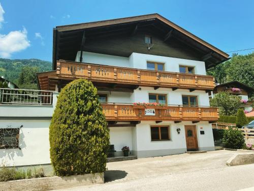 een huis met een balkon er bovenop bij Appartement Anja in Fügen