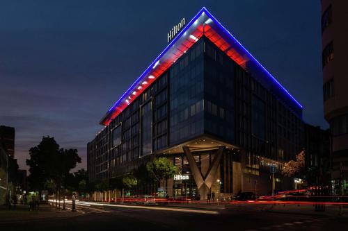 um edifício com um sinal azul e vermelho em Hilton Belgrade em Belgrado