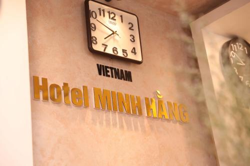 ファンティエットにあるHotel Minh Hangのホテルのミニバン掛け時計