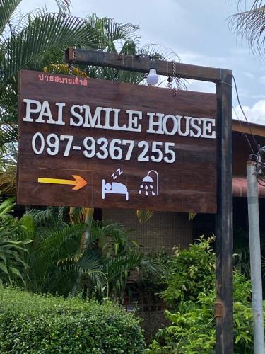 En logo, et sertifikat eller et firmaskilt på Pai Smilehouse