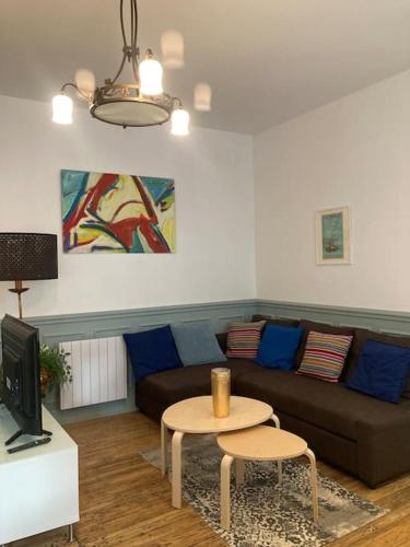 - un salon avec un canapé et une table dans l'établissement CHACHACHA appartement de charme calme balcon 5pers 4étoiles, à Mulhouse