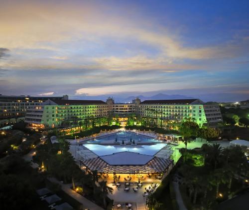 uma grande piscina numa cidade à noite em Kaya Belek em Belek