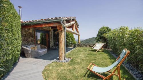 einen Garten mit einer Bank und einer Pergola in der Unterkunft La Chomotte in Saint-Alban-dʼAy