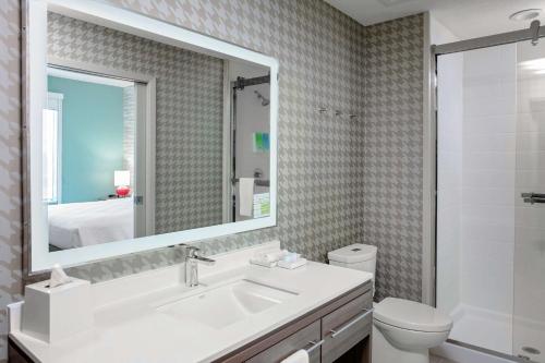 Ванна кімната в Home2 Suites By Hilton Sugar Land Rosenberg