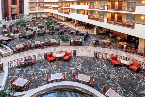 nad głową hotelu z basenem i czerwonymi krzesłami w obiekcie Embassy Suites by Hilton Albuquerque w Albuquerque