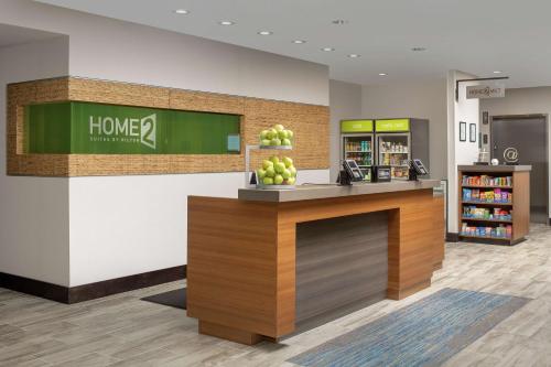 シャーロッツヴィルにあるHome2 Suites By Hilton Charlottesville Downtownのりんごの入ったカウンターのある店のロビー