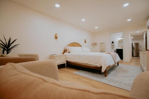 A bed or beds in a room at East Downtown Desert Chic Casita-Hot Tub-Pet Friendly-No Pet Fees!