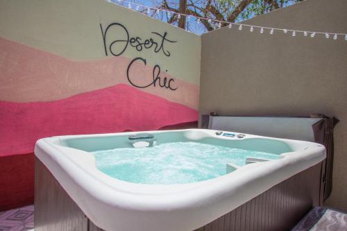 Foto Albuquerques asuva majutusasutuse East Downtown Desert Chic Casita-Hot Tub-Pet Friendly-No Pet Fees! galeriist