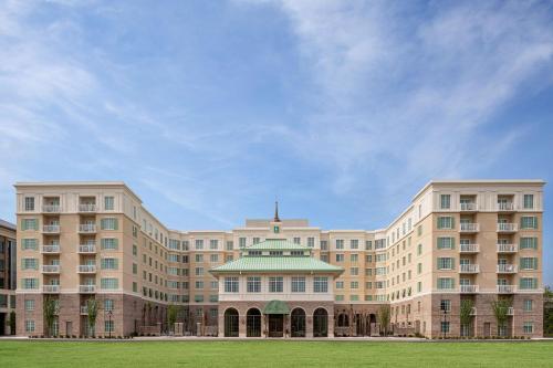 un gran edificio con un césped verde delante de él en Embassy Suites by Hilton Charleston Harbor Mt. Pleasant, en Charleston