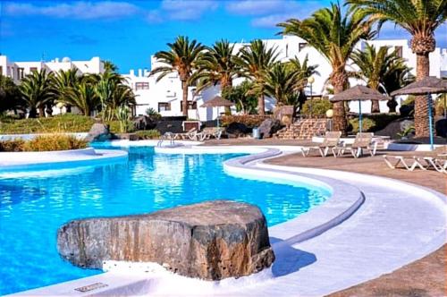 The swimming pool at or close to Little Gem apartment, Los Molinos