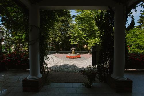 einen Pavillon mit einem Brunnen inmitten eines Parks in der Unterkunft Dom w Starym Parku in Biskupice