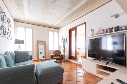 En tv och/eller ett underhållningssystem på Cosy Two Bedroom Apartment Close To Navigli