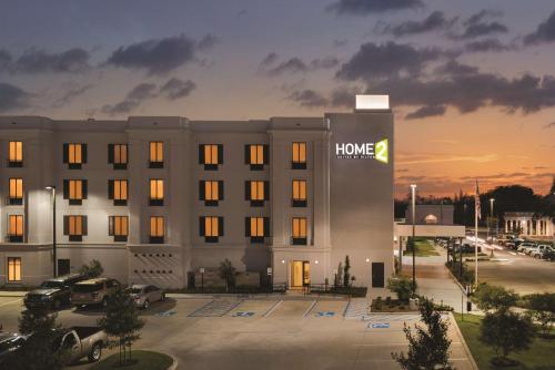 un gran edificio con un cartel en Home2 Suites by Hilton Parc Lafayette, en Lafayette