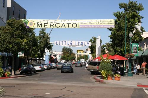 El barrio en el que está el hotel o un barrio cercano