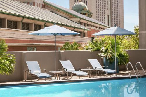 La pileta dentro o cerca de DoubleTree by Hilton New Orleans