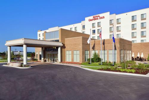 uma renderização da frente de um hotel com estacionamento em Hilton Garden Inn Lake Forest Mettawa em Lake Forest