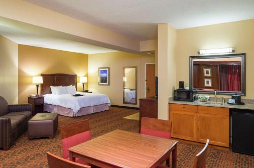 Hampton Inn Selinsgrove/Shamokin Dam 객실 침대